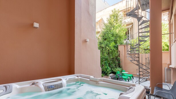 Outdoor spa tub - Classic Studio with Jacuzzi in Drosopoulou (Athens)