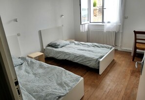 4 bedrooms, desk, iron/ironing board, WiFi
