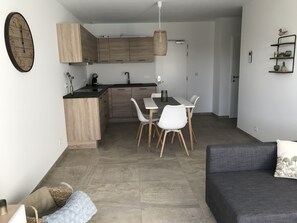 Apartment (Helmgras) | Private kitchen | Fridge, microwave, oven, stovetop