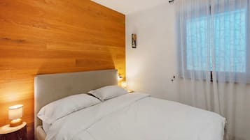 3 makuuhuonetta, työpöytä, Wi-Fi, vuodevaatteet
