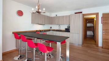 Fridge, oven, stovetop, dishwasher