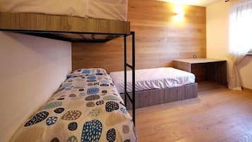 3 bedrooms, desk, WiFi, bed sheets