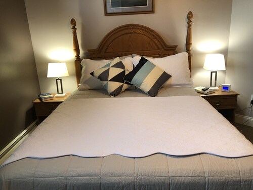 Inviting vacation apt. in town w A/C, short walk to Lk Superior, Food Trk, Pub