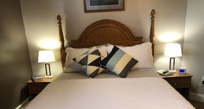 Inviting vacation apt. in town w A/C, short walk to Lk Superior, Food Trk, Pub