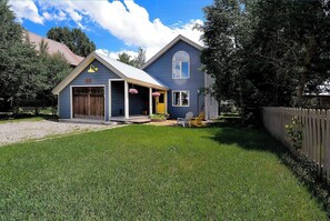 Exterior - Butte Beauty, Quaint East End Home in CB. Hot tub (Crested Butte)