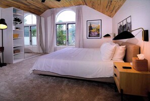 3 bedrooms, iron/ironing board, travel cot, WiFi