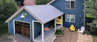 Butte Beauty, Quaint East End Home in CB. Hot tub