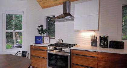 Butte Beauty, Quaint East End Home in CB. Hot tub