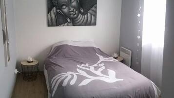 3 habitaciones, tabla de planchar con plancha y ropa de cama