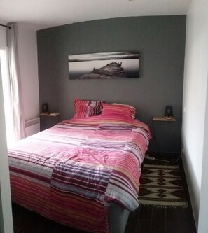 3 bedrooms, iron/ironing board, bed sheets, wheelchair access
