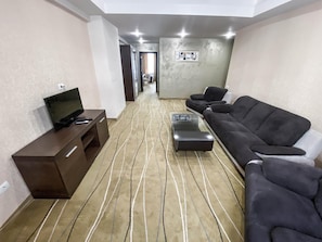 32-inch flat-screen TV with digital channels, TV - Hotel Nevada (Constanta)