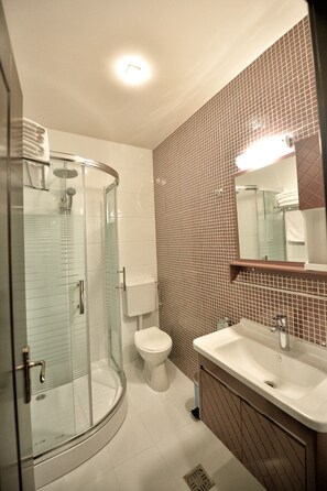 Quarto casal standard | Banheiro | Chuveiro com efeito de chuva, secador de cabelo, roupões de banho 