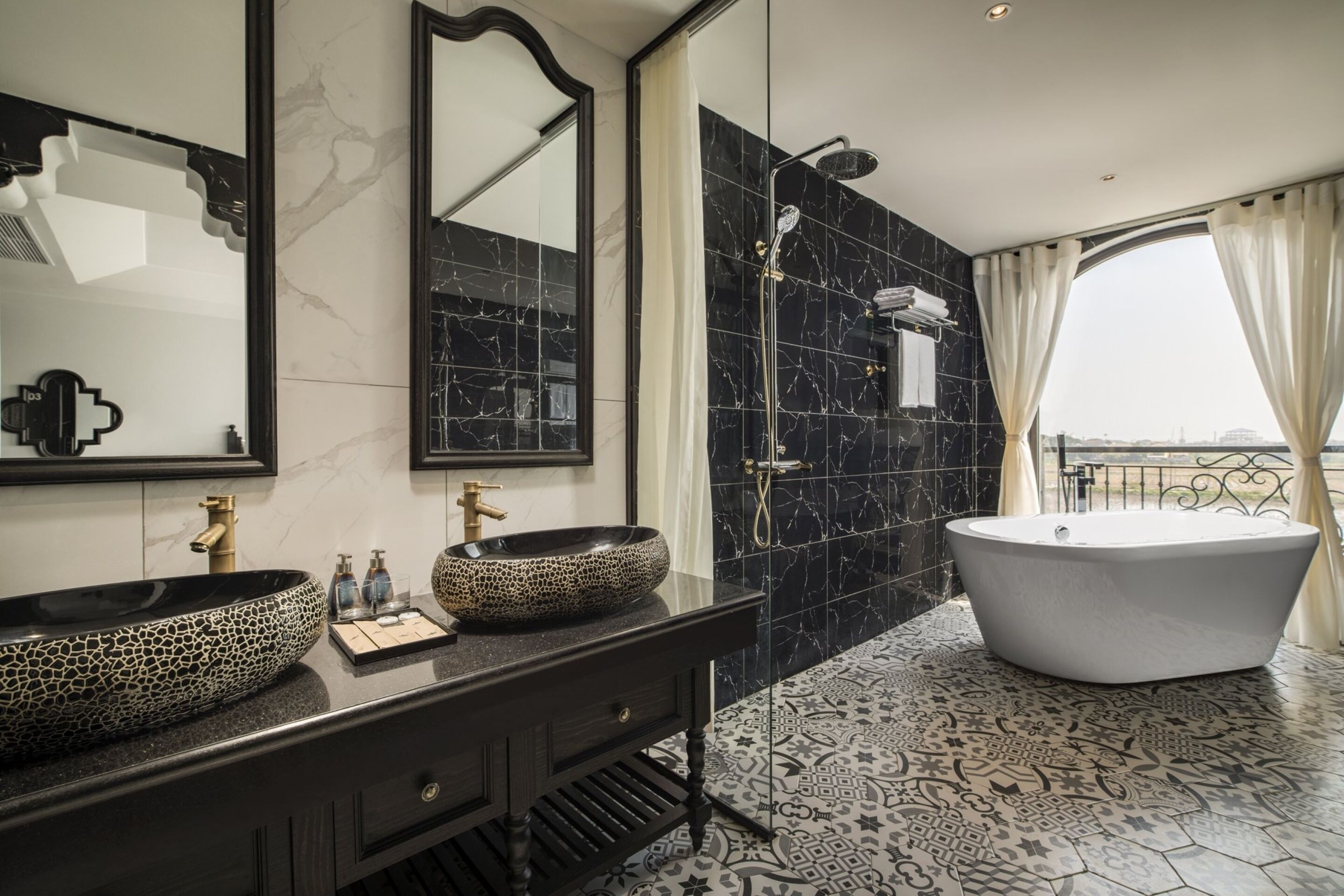 Junior Suite | Bathroom | Shower, hair dryer, bathrobes, towels