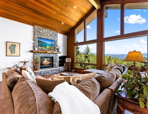 Dynamic Views, Hot Tub, Gym, 2nd Living Rm, Garage & More!