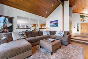 Smart TV, fireplace, DVD player, books - Luxury Lakeview Retreat- Hot Tub + 2 Living Rooms (Carnelian Bay)
