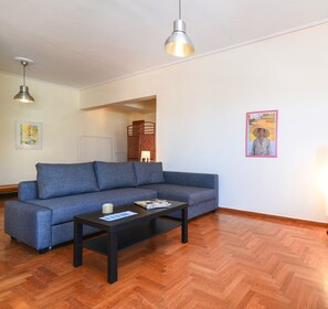 Appartement, 1 chambre | Coin séjour | Télévision à écran plat de 20 pouces avec chaînes par câble