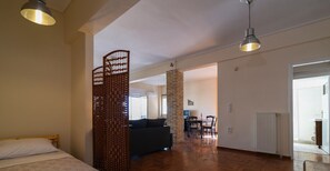 Huoneisto, 1 makuuhuone | Oleskelualue | 20–tuumainen taulutelevisio, jossa kaapelikanavat