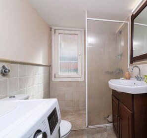 A bathroom with a shower, a sink, and a toilet. - 90m² homm Sea View Apartment in Alimos (Alimos)