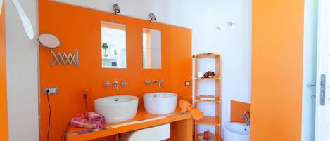 吹风机、毛巾、卫生纸