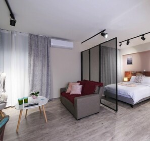 Estudio | Espacio para trabajar con laptop y tabla de planchar con plancha 