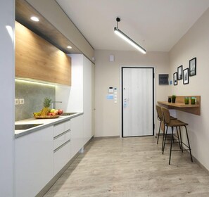 Estudio | Cocina privada | Refrigerador, parrilla de estufa, cafetera y tetera y tetera eléctrica 