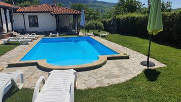 Una piscina al aire libre