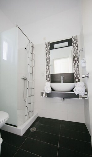 Suite, Poolblick | Badezimmer | Dusche, kostenlose Toilettenartikel, Haartrockner, Handtücher
