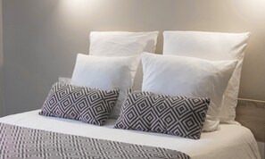 1 soverom, skrivebord, strykejern/-brett og reiseseng for barn