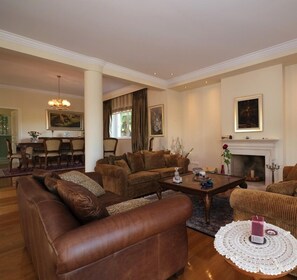 Villa, 5 Bedrooms | Living area | 25-inch flat-screen TV with cable channels, Smart TV