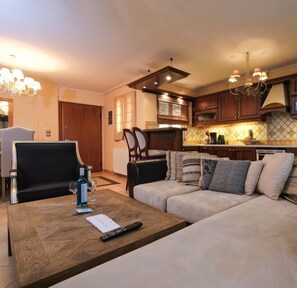 Lägenhet - 2 sovrum | Vardagsrum | 30-tums platt-tv med kabelkanaler och smart-tv