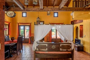 Luxury-Villa | Wohnbereich | Flachbildfernseher, Kamin