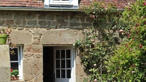 Un bâtiment en pierre doté d’une fenêtre et d’une porte.