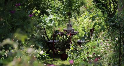 Maison historique arborée avec jardin et étang privés, idéale pour un couple