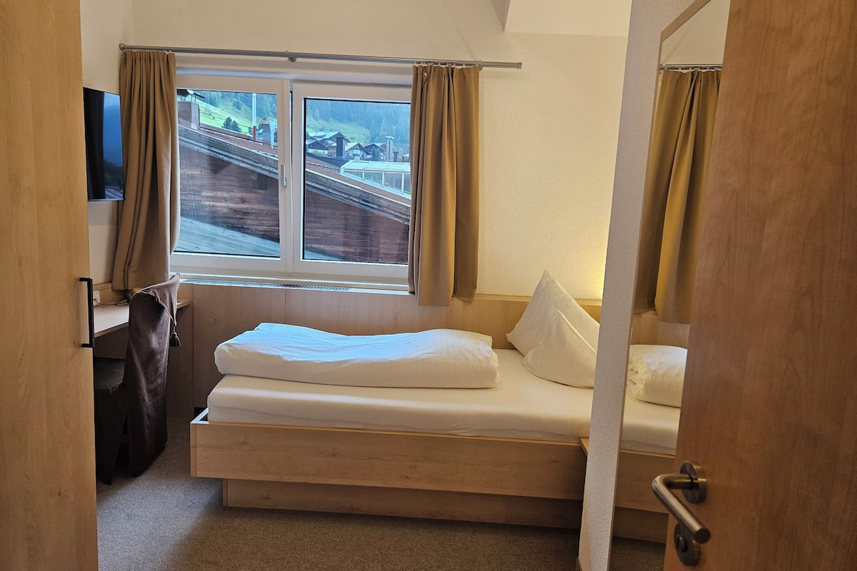 Single Room | 1 bedroom, minibar, in-room safe, desk