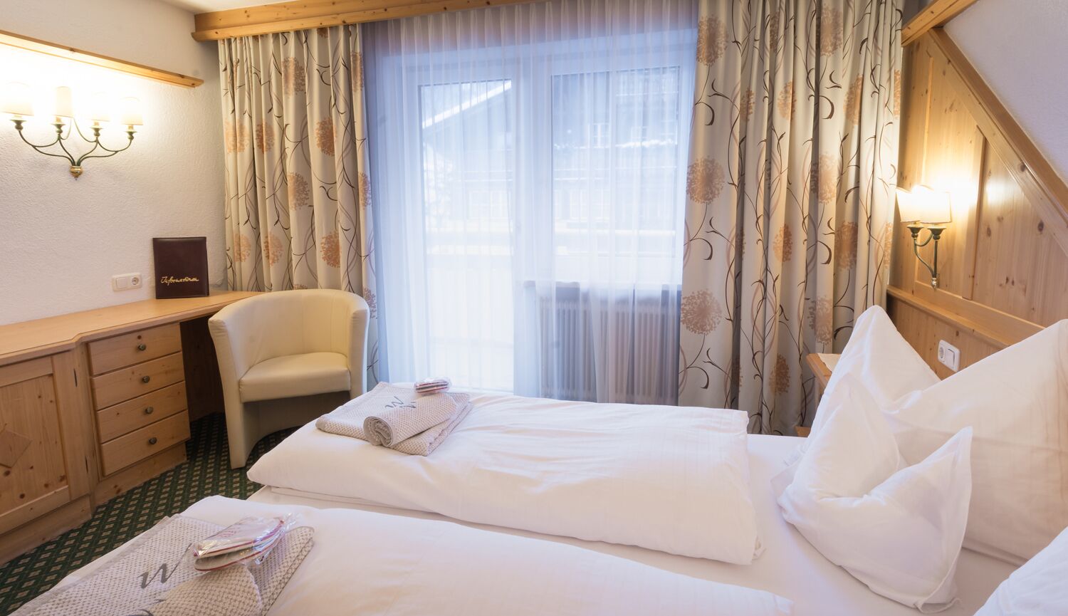 双人房, 阳台 | 迷你吧、客房内保险箱、办公桌、遮光窗帘