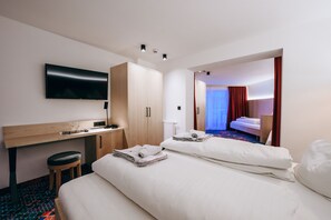 Minibar, coffres-forts dans les chambres, bureau, rideaux occultants