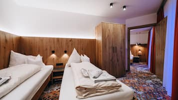Kamar Quadruple Keluarga | Minibar, brankas, meja kerja, dan tirai kedap cahaya