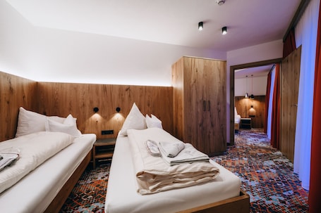 Minibar, caja de seguridad en la habitación y escritorio