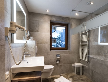 Shower, hair dryer, slippers, towels. Hotel Grieserin