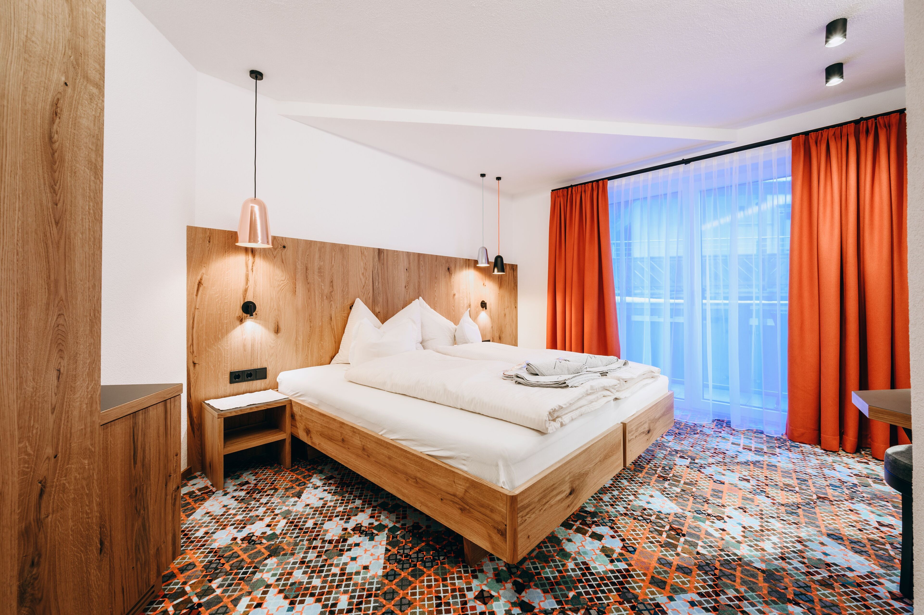 ダブルルーム バルコニー | ミニバー、セーフティボックス (室内)、デスク、遮光カーテン