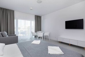 Iron/ironing board, travel crib, WiFi, bed sheets