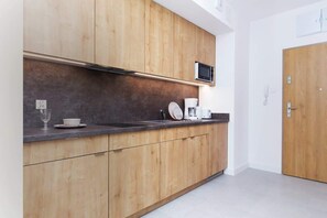 Coffee/tea maker, fridge, microwave, stovetop
