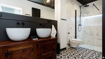 Dusche, kostenlose Toilettenartikel, Haartrockner, Handtücher