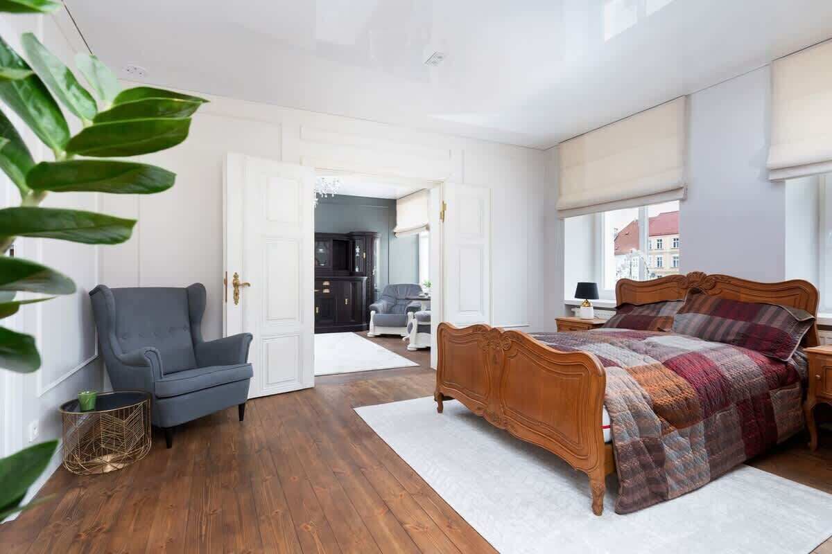 2 chambres, bureau, fer et planche à repasser, lit de bébé portatif