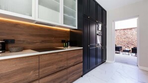 Wasserkocher mit Kaffee-/Teezubehör, Kühlschrank, Mikrowelle, Ofen