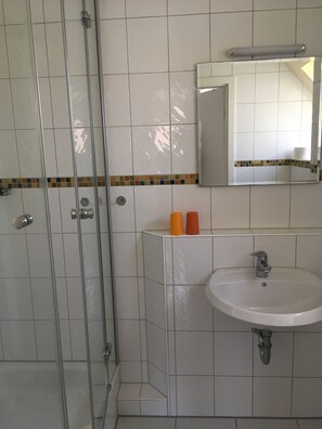 Dusche, Haartrockner, Handtücher, Seife