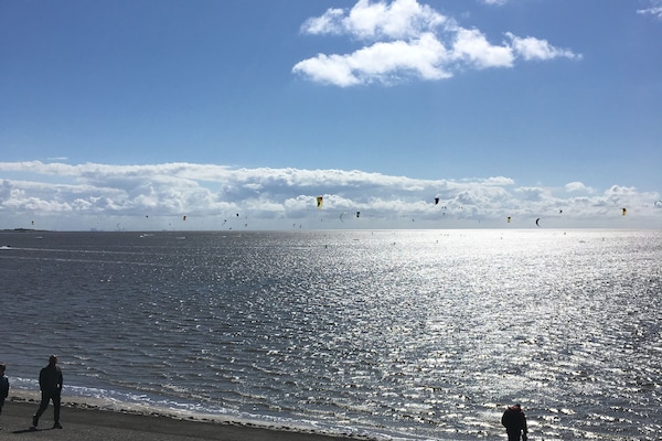 Am Meer mit Kitsurfern im Hintergrund