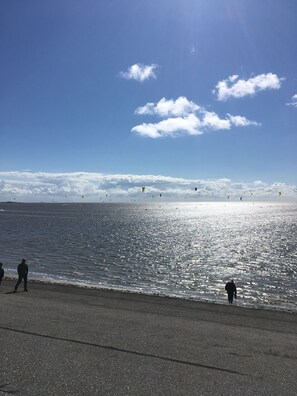 Vlak bij het strand, ligstoelen aan het strand