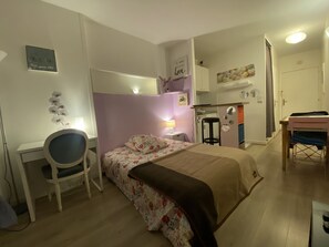 1 slaapkamer, een bureau, een strijkplank/strijkijzer, gratis wifi