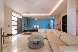 Smart-TV, Kamin, Videospiele, DVD-Player